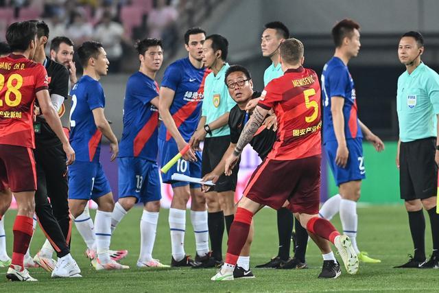 拜仁官方向巴黎道歉 球迷拉横幅未得到拜仁授权